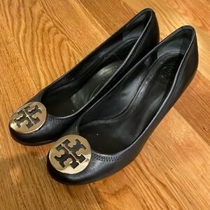 Tory Burch Logo Leather Pumps - Black - 7.5
